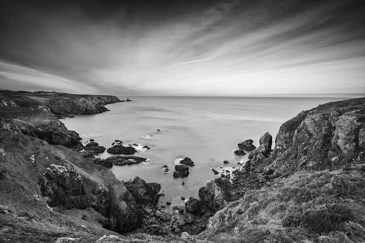 Paysage côtier du Finistère sud en Bretagne en France: pointe de Castelmeur. Photographie d'art en noir et blanc par Amar Guillen, artiste photographe.