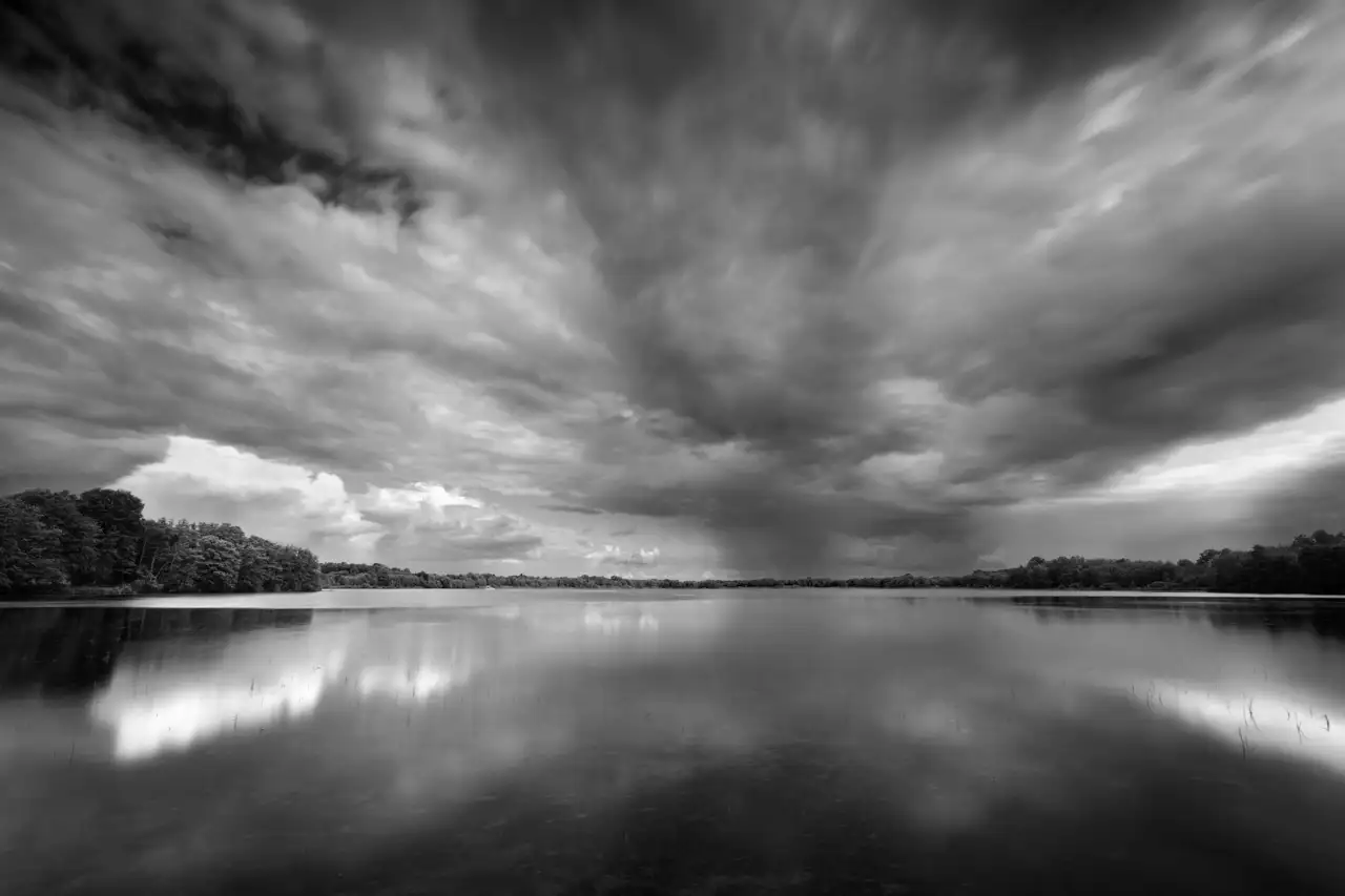 Paysage d'un étang de la Dombes. Photographie d'art en noir et blanc par Amar Guillen, artiste photographe.
