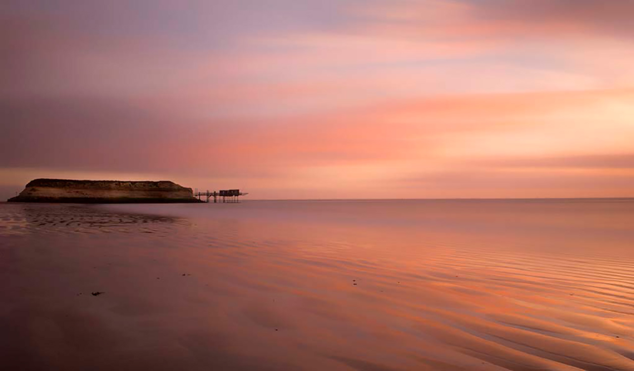 Aurore sur l'estuaire de la Gironde en Charente-Maritime en France.