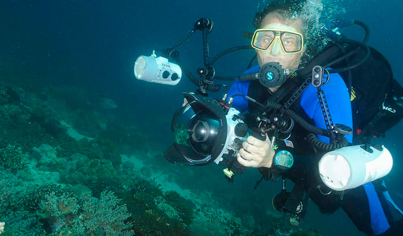 Amar Guillen, photographe sous-marin professionnel, pendant une plongée.