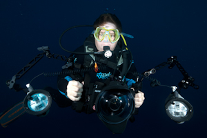 Nicole avec son équipement sous-marin monté en grand angle.