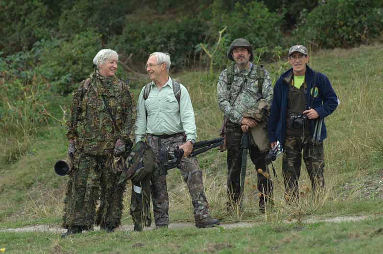 Les stagiaires en tenant de camouflage pendant le voyage de photo animalière