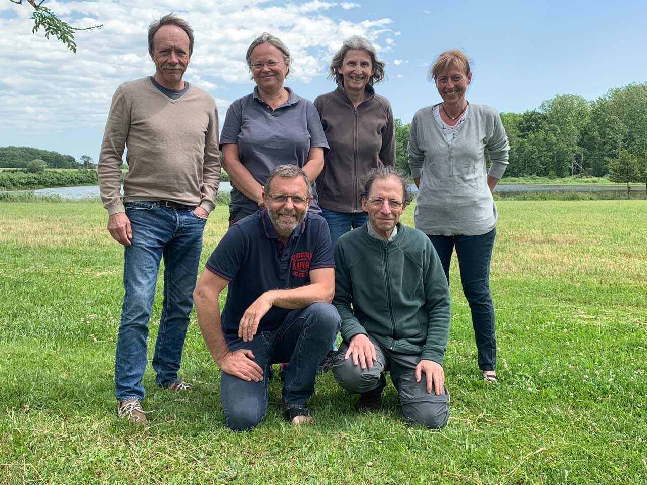 Les participants au stage de photo animalière en affûts flottants du 1 juin 2019 en Dombes. Accroupis : Alain et Robert. Debout : Jean-Luc, Sylvie, Francine et Christiane.
