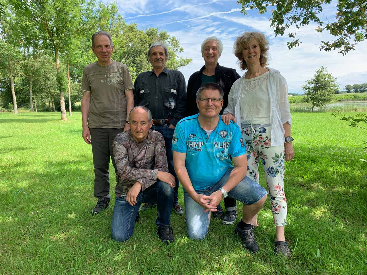 Les participants au stage de photo animalière en affûts flottants du 15 juin 2019 en Dombes. Au premier plan : Germain et Patrick. Au second plan : Francis, James, Pascale et Annik.