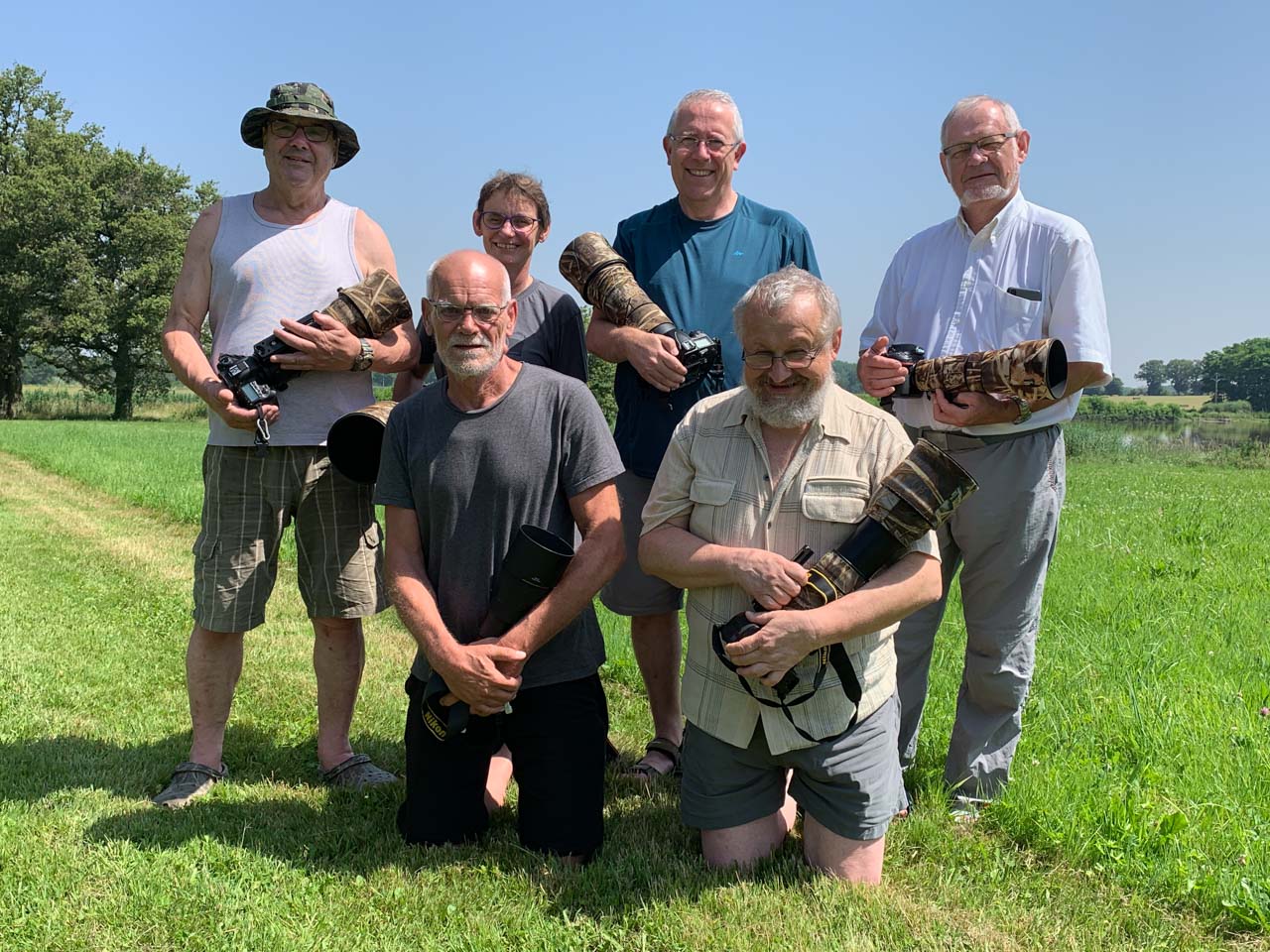 Les participants au stage de photo animalière en affûts flottants du 22 juin 2019 en Dombes. A genoux : Patrick et Jacek. Debout : Jean-Jacques, Patricia, Erick et Michel.