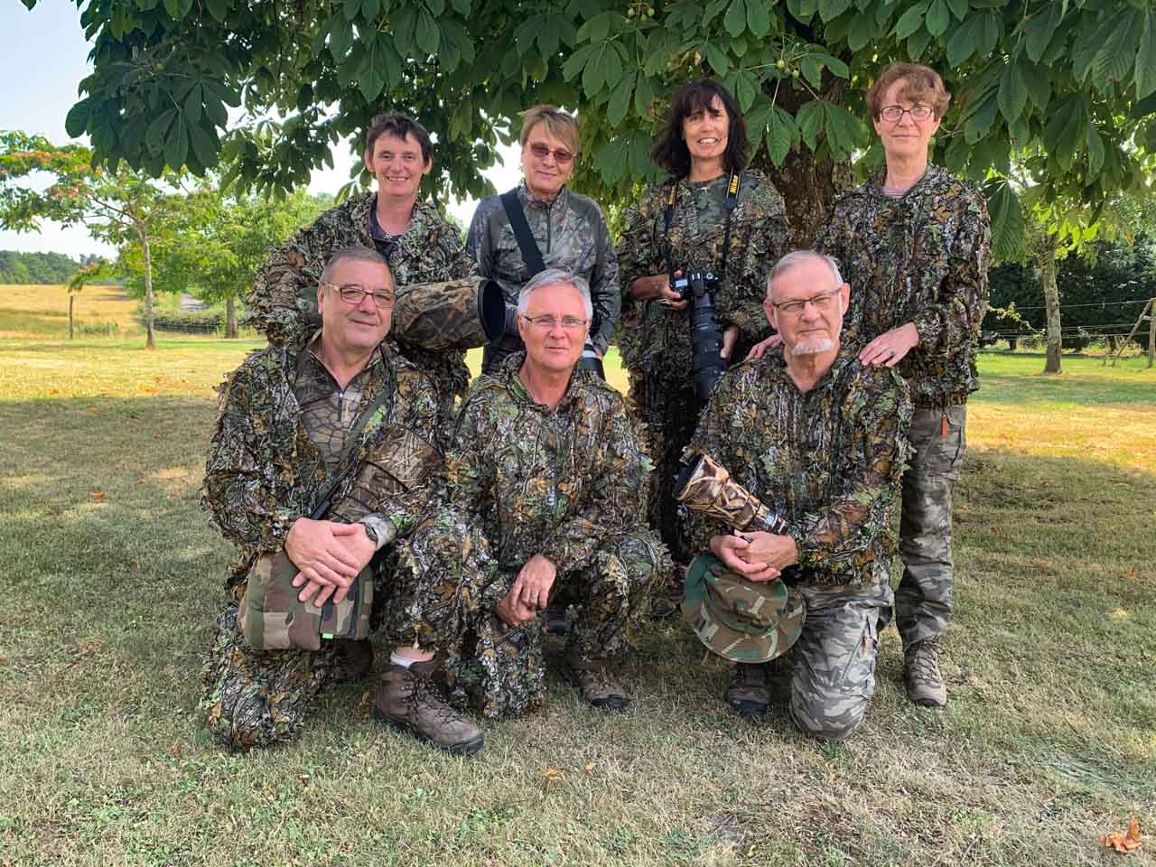 Les participants au stage de photo animalière en affûts flottants du 26 juin 2021 en Dombes. Accroupis : Jean-Jacques, Bernard et Michel. Debout : Patricia, Josiane, Nicole et Joëlle.