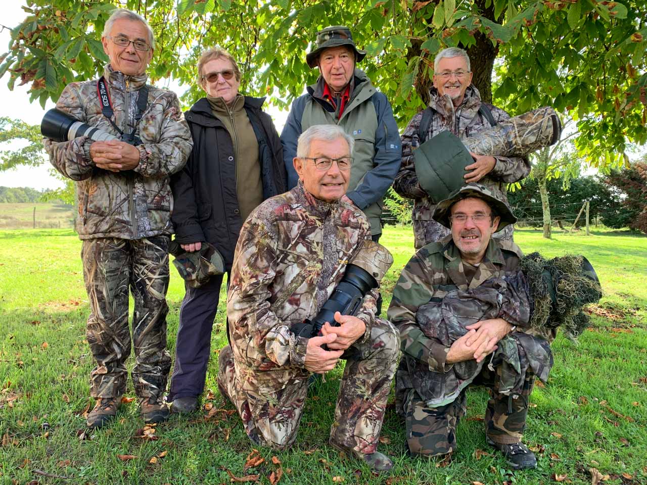 Les participants au stage de photo animalière brame du cerf du 20 septembre 2019 en Charente-Maritime. A genoux : Guy et Philippe. Debout : Daniel, Nelly, Jean-Pierre et Gilles.
