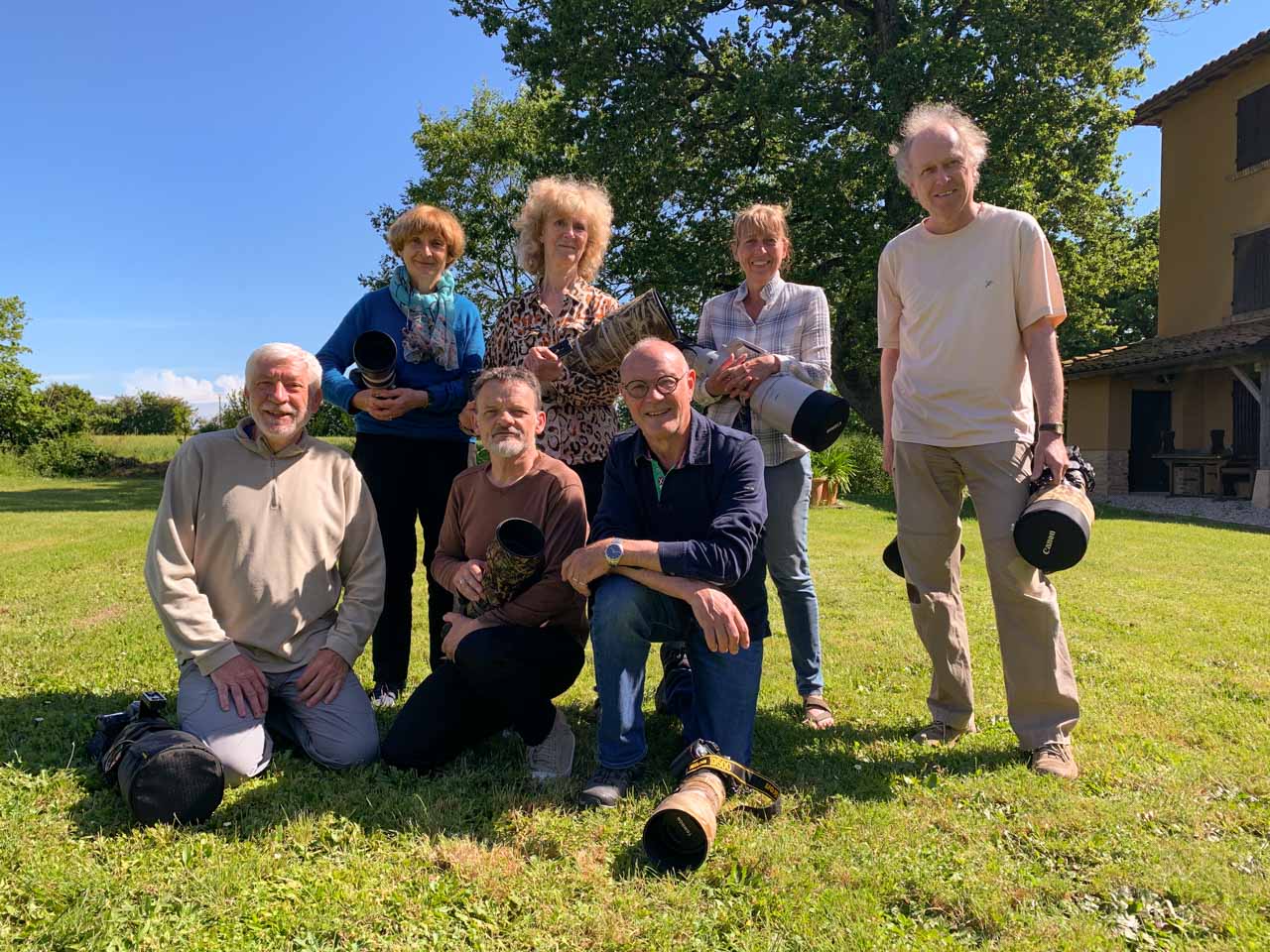 Les participants au stage de photo animalière en affûts flottants du 29 mai 2021 en Dombes. Accroupis : Philippe, Gilles et Pascal. Debout : Marie-Louise, Annik, Christiane et François.