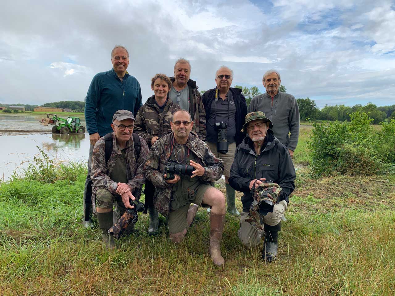 Les participants au stage de photo animalière en affûts flottants du 19 juin 2021 en Dombes. Accroupis : Eric, Bruno et Michel. Debout : Amar, Patricia, Jean-Jacques, Eric et James.