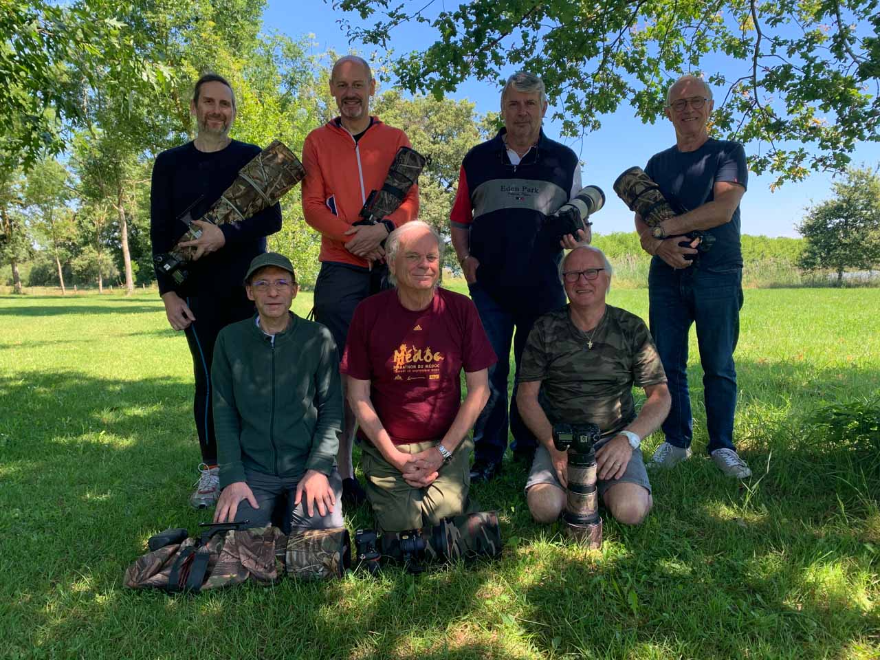Les participants au stage de photo animalière en affûts flottants du 26 juin 2021 en Dombes. Accroupis : Robert, Loïc et Robert S. Debout : Frédéric, Ludovic, Robert B. et André.