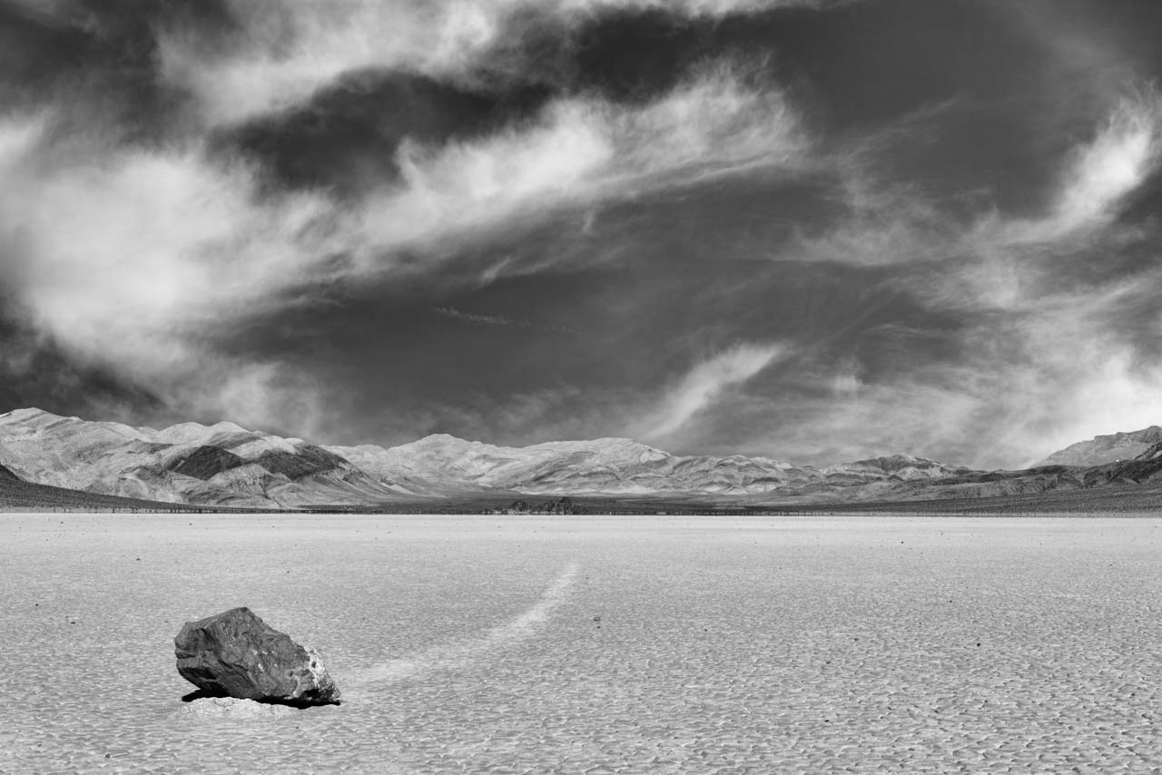 Paysage de la Vallée de la Mort avec les pierres qui bougent. Photographie par Amar Guillen, artiste photographe