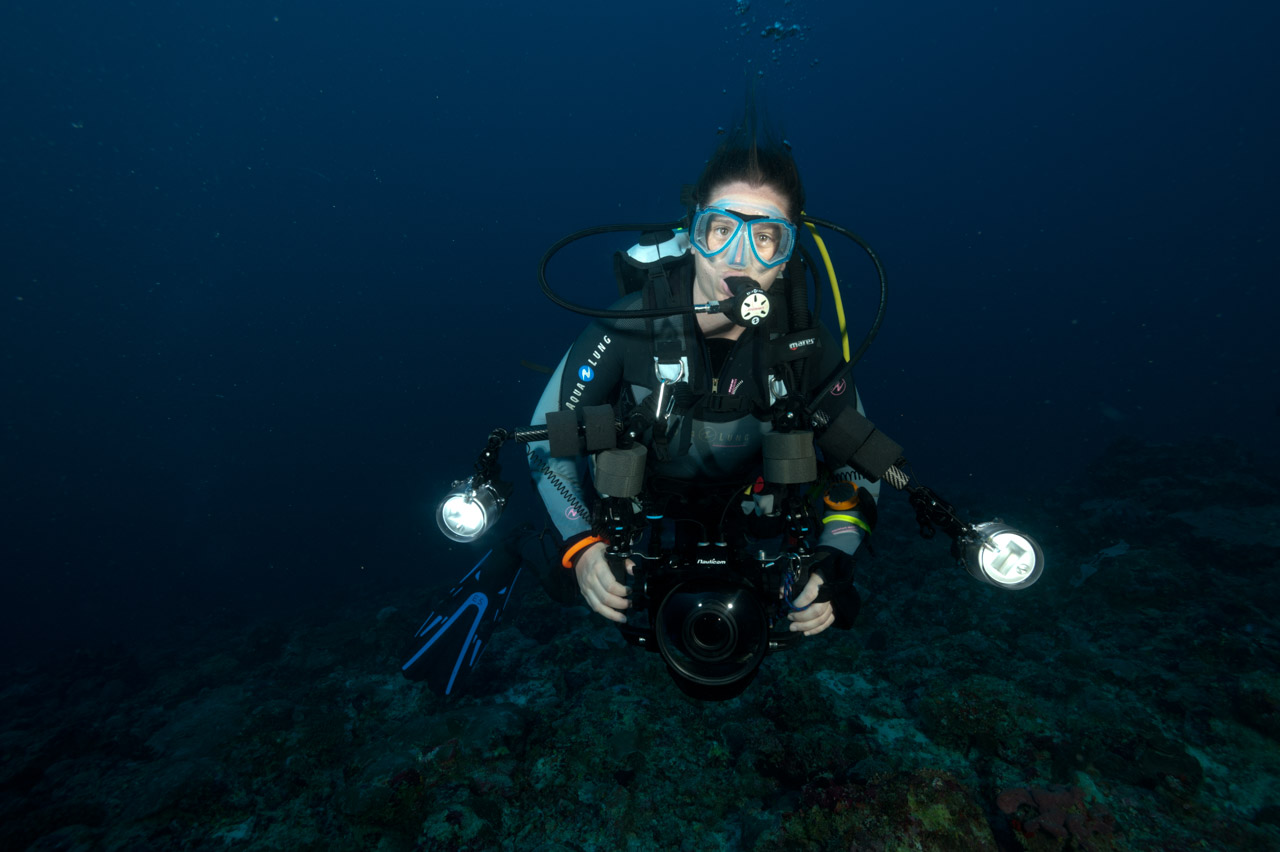 Emilie, an underwater photo trainee during a photo workshop in Maldives.