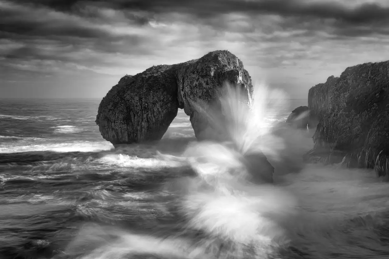 Paysage côtier des asturies en Espagne. Une vague de l'océan Atlantique se casse sur les falaises.