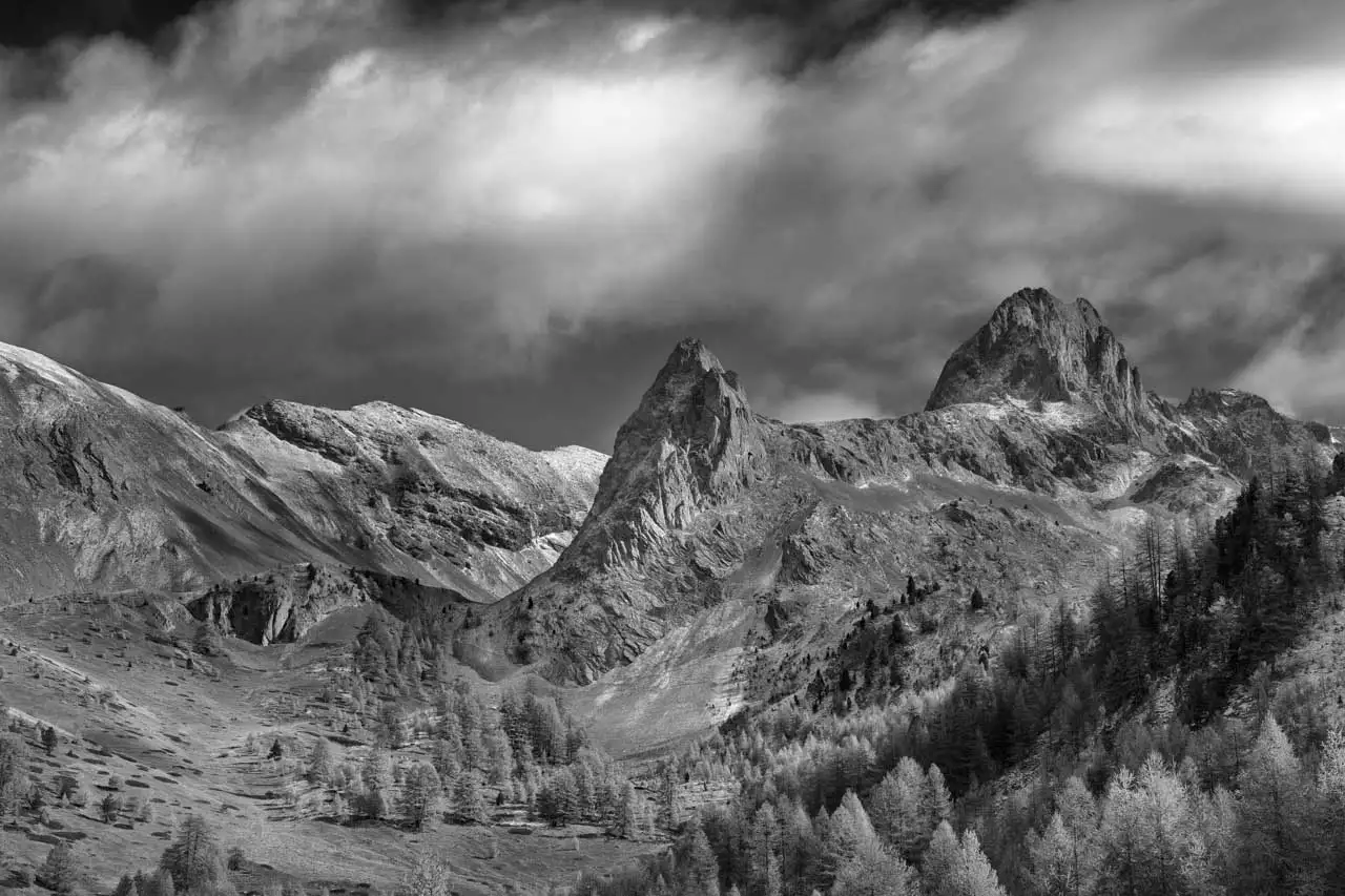 Paysage du Queyras dans les Hautes-Alpes en noir et blanc