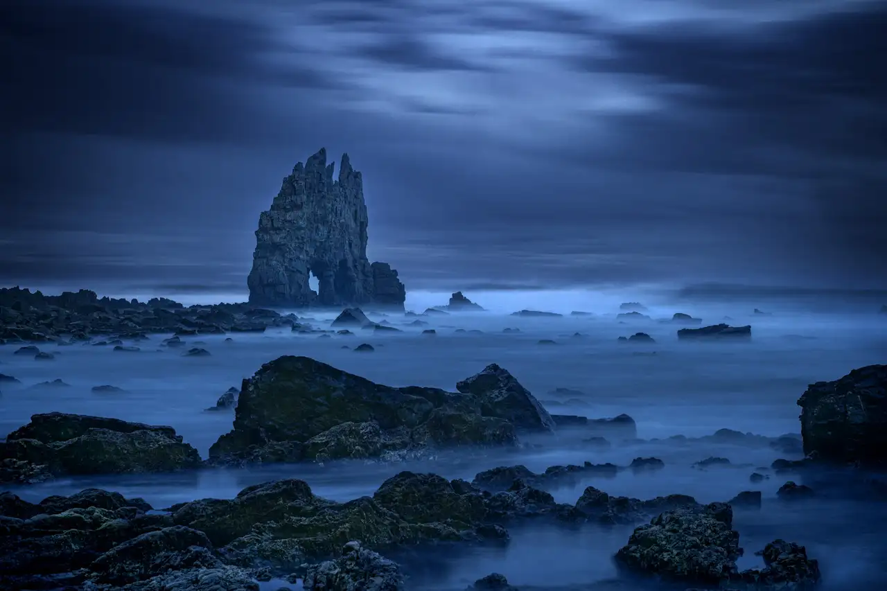 Paysage côtier des Asturies en Espagne à l'aube.