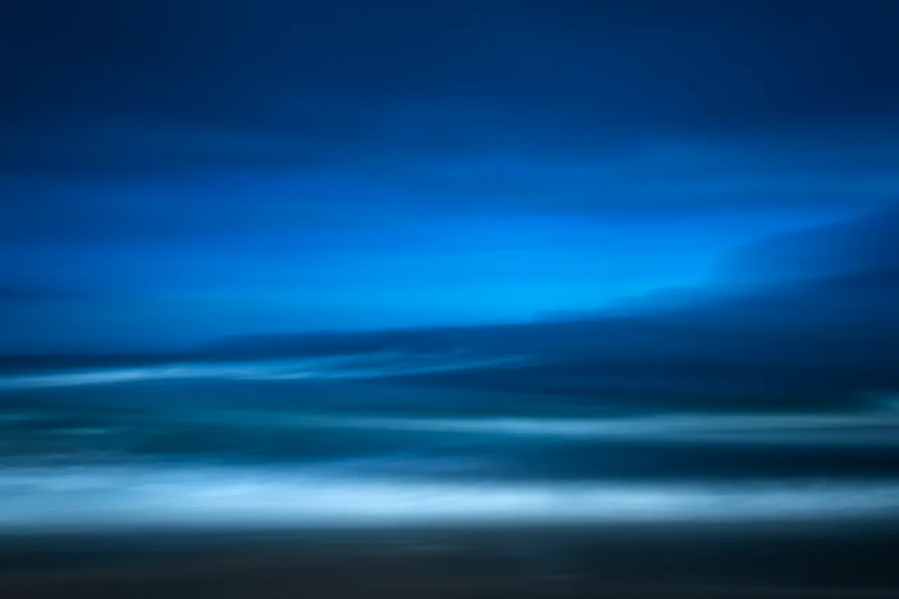 Blurry photo of the ocean - ICM