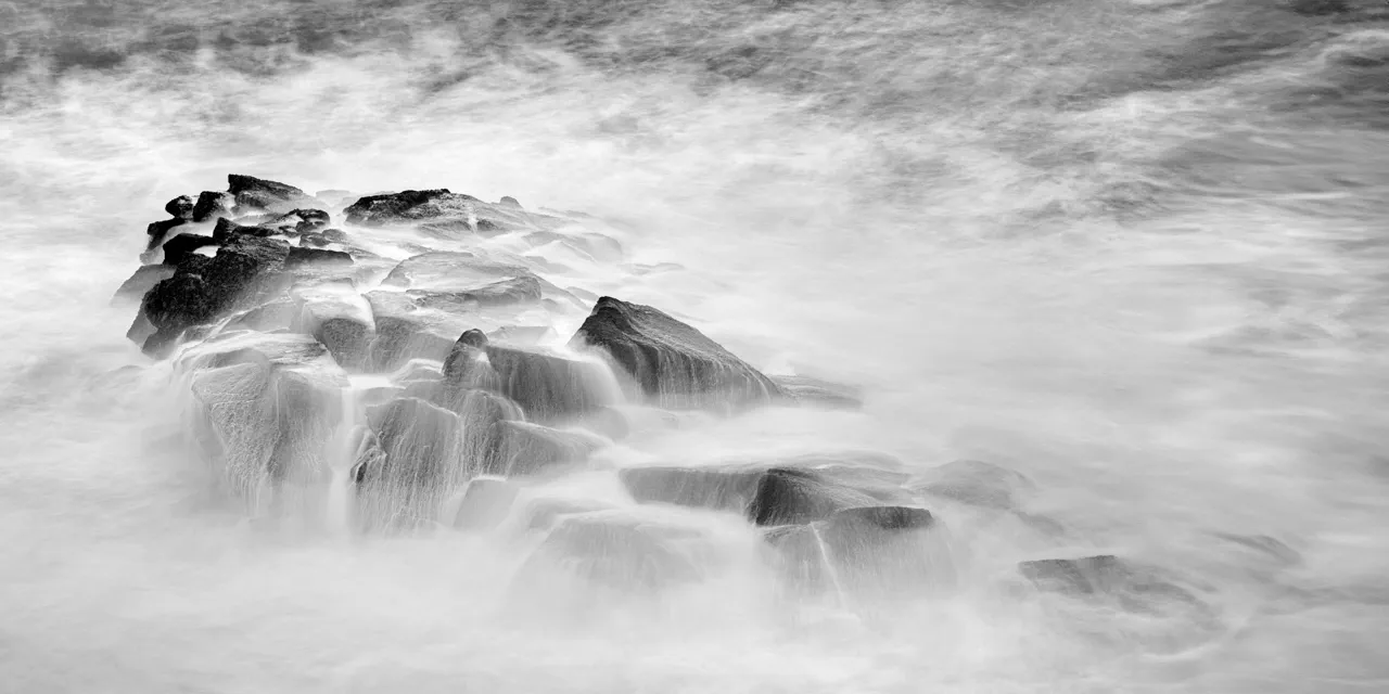 Atlantic waves on rocks off the coast of Brittany to illustrate the Nagare concept