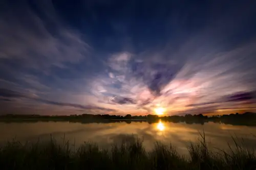Paysage d'un étang en Dombes en France.