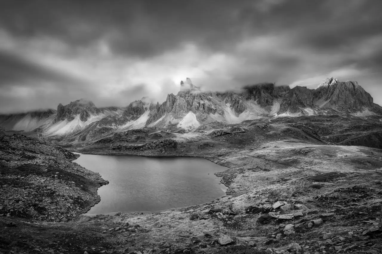 Paysage en noir et blanc de la vallée de la Clarée dans les Hautes-Alpes.