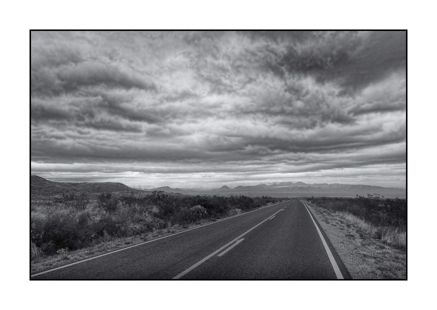 nuances-de-noirs-et-de-blancs/023-partir/en/07-road-southwest-united-states-black-and-white-140321TEXBEN0043