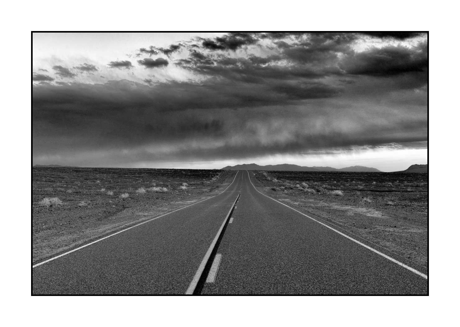nuances-de-noirs-et-de-blancs/023-partir/fr/01-route-sud-ouest-des-etats-unis-noir-et-blanc-180125DVALAN0478B