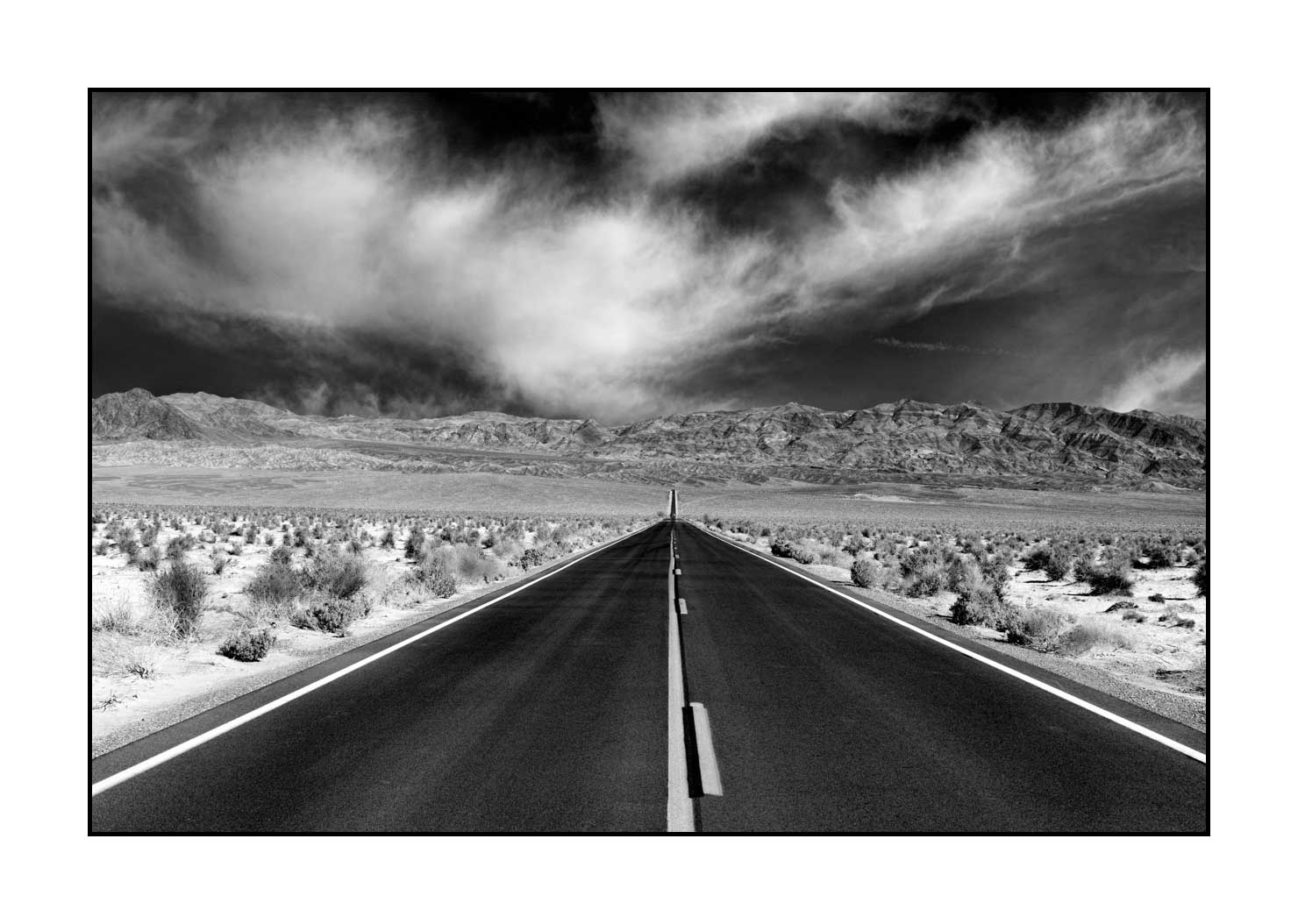 nuances-de-noirs-et-de-blancs/023-partir/fr/02-route-sud-ouest-des-etats-unis-noir-et-blanc-180125DVALAN0486B
