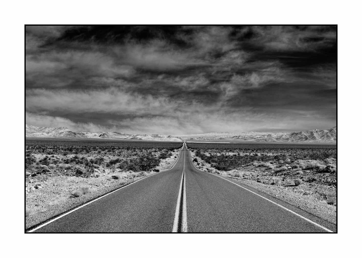 nuances-de-noirs-et-de-blancs/023-partir/fr/06-route-sud-ouest-des-etats-unis-noir-et-blanc-180125DVALAN0518B