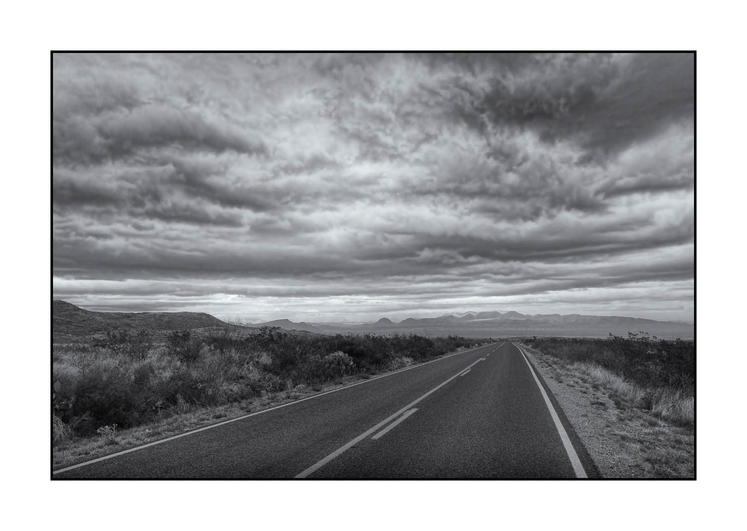 nuances-de-noirs-et-de-blancs/023-partir/fr/07-route-sud-ouest-des-etats-unis-noir-et-blanc-140321TEXBEN0043