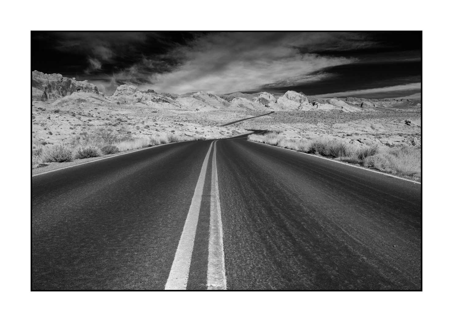 nuances-de-noirs-et-de-blancs/023-partir/fr/09-route-sud-ouest-des-etats-unis-noir-et-blanc-200202NEVFIR0001B