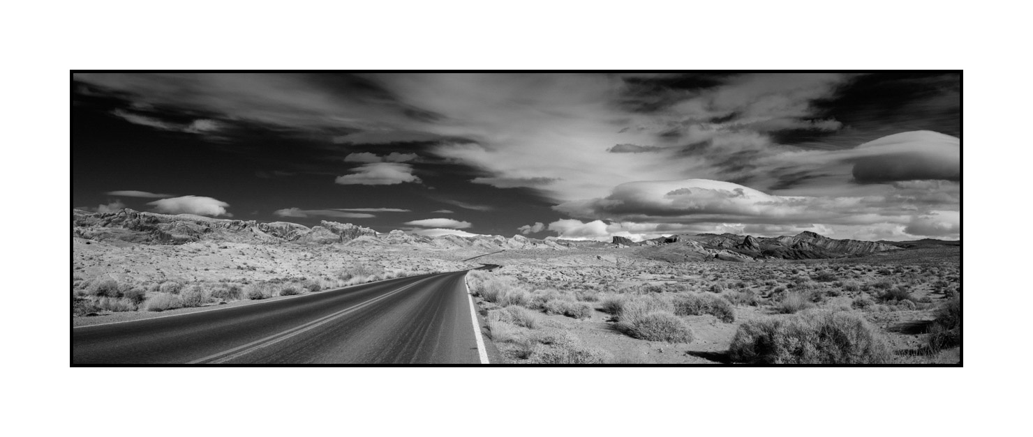 nuances-de-noirs-et-de-blancs/023-partir/fr/10-route-sud-ouest-des-etats-unis-noir-et-blanc-200202NEVFIRPAN05B