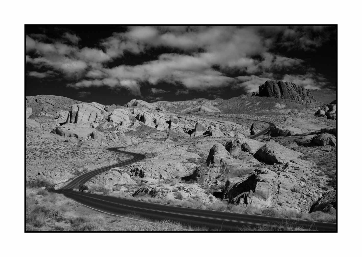 nuances-de-noirs-et-de-blancs/023-partir/fr/11-route-sud-ouest-des-etats-unis-noir-et-blanc-200202NEVFIR0038B