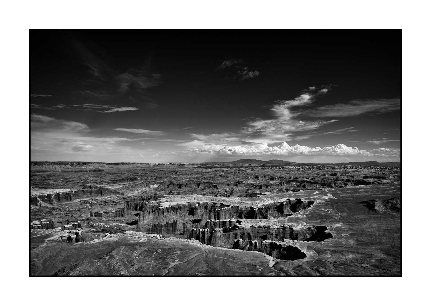 nuances-de-noirs-et-de-blancs/033-merveilles-naturelles-de-island-in-the-sky/fr/01-canyonlands-island-in-the-sky-noir-et-blanc-180803UTACAL0113B