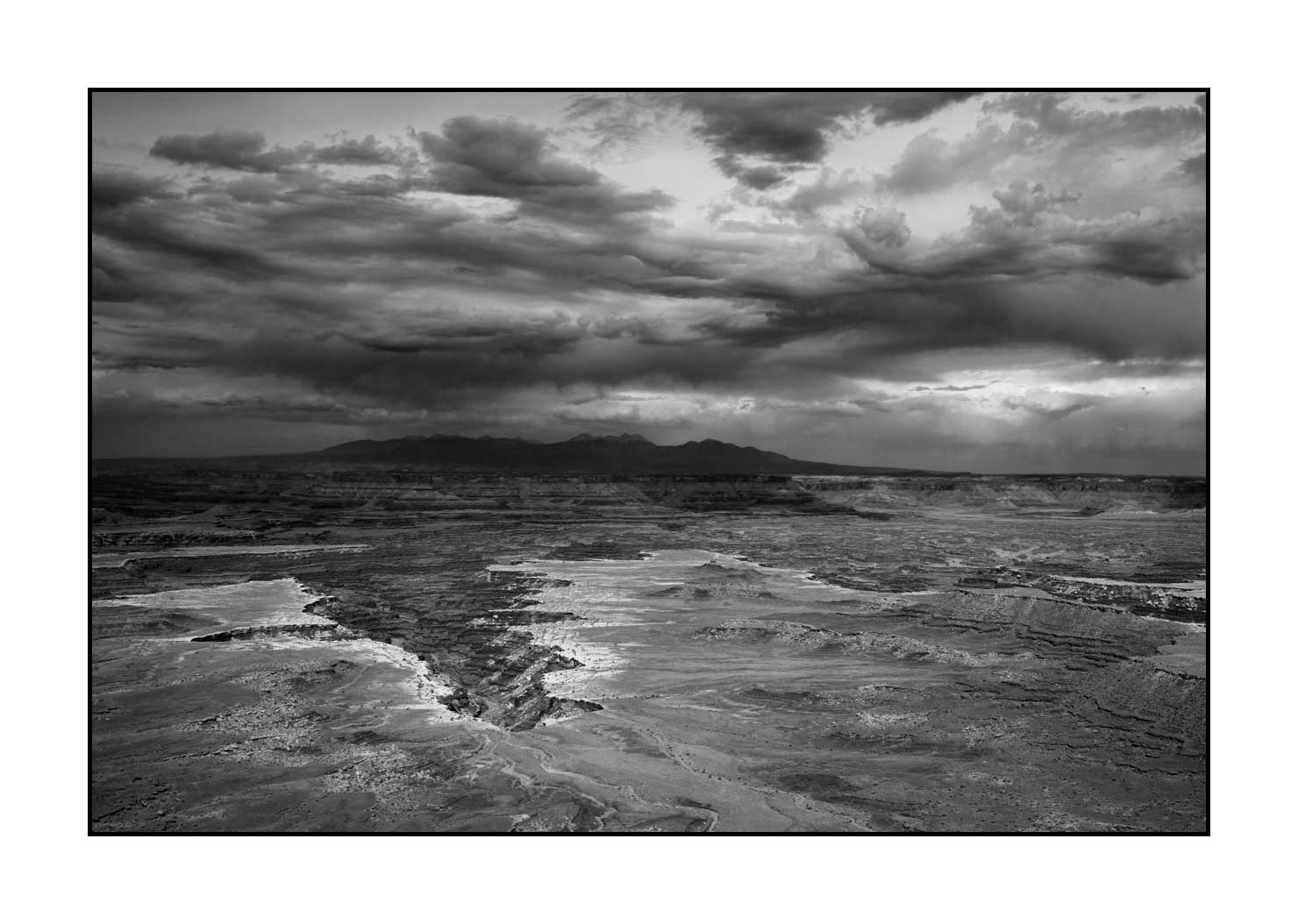 nuances-de-noirs-et-de-blancs/033-merveilles-naturelles-de-island-in-the-sky/fr/03-canyonlands-island-in-the-sky-noir-et-blanc-180803UTACAL0095B