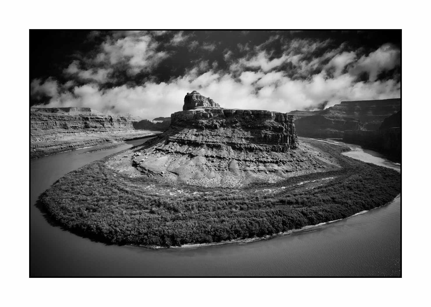 nuances-de-noirs-et-de-blancs/033-merveilles-naturelles-de-island-in-the-sky/fr/14-canyonlands-island-in-the-sky-noir-et-blanc-180803UTACAL0233B