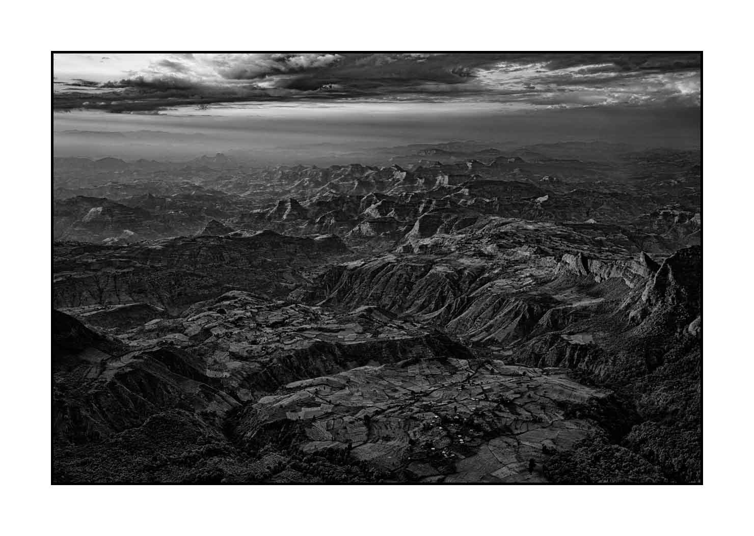 nuances-de-noirs-et-de-blancs/037-merveilles-monts-simien/fr/01-merveilles-naturelles-monts-simien-noir-et-blanc-20181111ETHSIM0110B