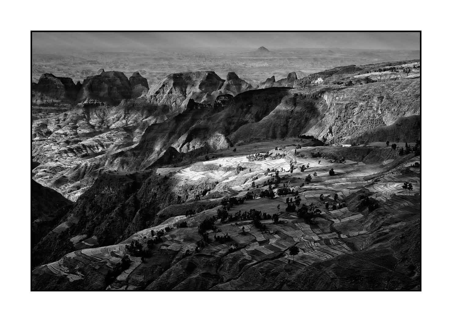 nuances-de-noirs-et-de-blancs/037-merveilles-monts-simien/fr/02-merveilles-naturelles-monts-simien-noir-et-blanc-20181111ETHSIM0222B