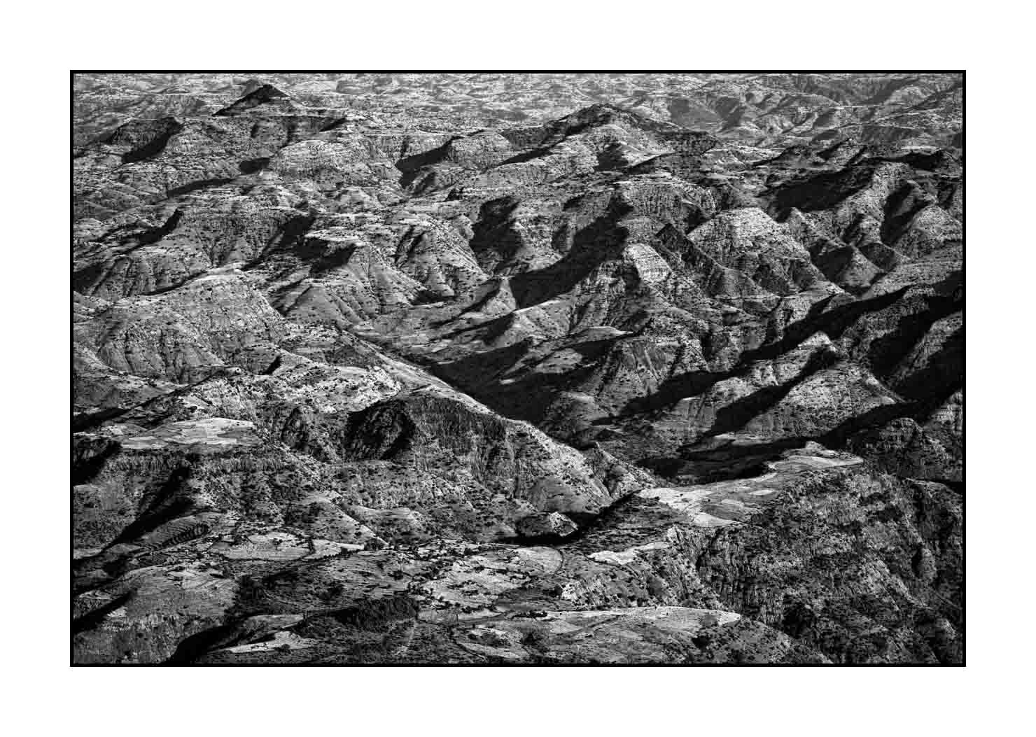 nuances-de-noirs-et-de-blancs/037-merveilles-monts-simien/fr/03-merveilles-naturelles-monts-simien-noir-et-blanc-20181111ETHSIM0148B