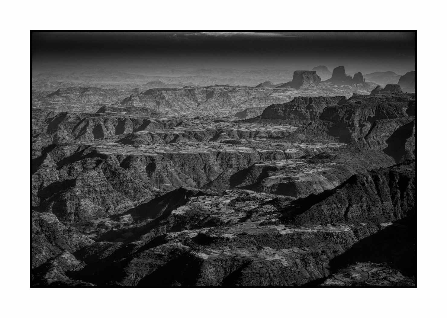 nuances-de-noirs-et-de-blancs/037-merveilles-monts-simien/fr/04-merveilles-naturelles-monts-simien-noir-et-blanc-20181111ETHSIM0155B