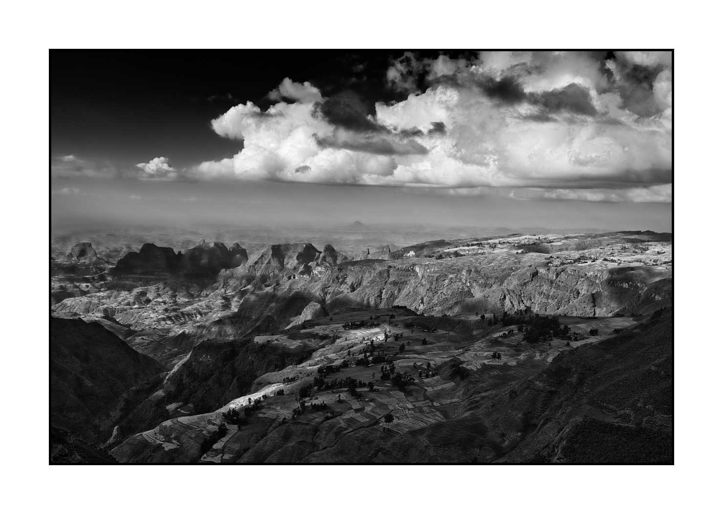 nuances-de-noirs-et-de-blancs/037-merveilles-monts-simien/fr/06-merveilles-naturelles-monts-simien-noir-et-blanc-20181111ETHSIM0209B