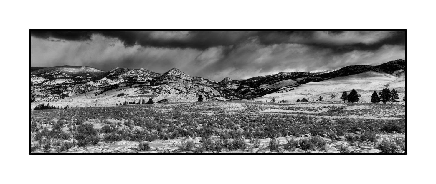 nuances-de-noirs-et-de-blancs/041-merveilles-naturelles-yellowstone-en-hiver/fr/20-paysage-enneige-yellowstone-noir-et-blanc-220104YELLANPAN01B