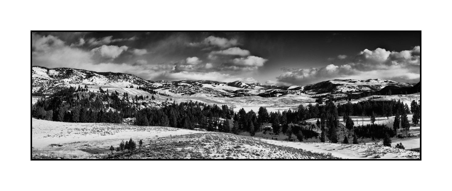 nuances-de-noirs-et-de-blancs/041-merveilles-naturelles-yellowstone-en-hiver/fr/21-paysage-enneige-yellowstone-noir-et-blanc-220104YELLANPAN08B