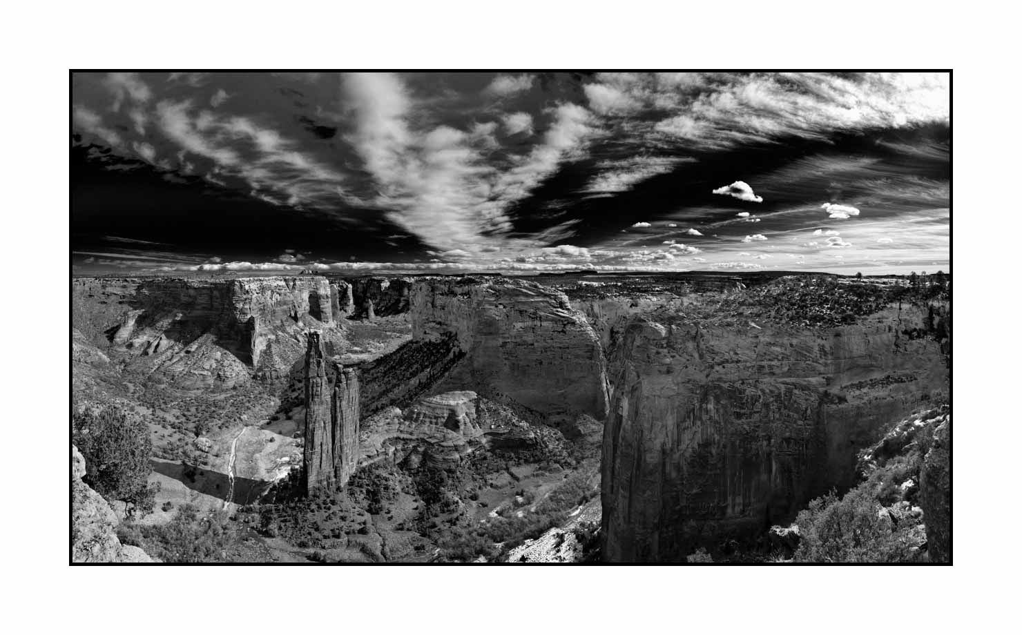 nuances-de-noirs-et-de-blancs/050-merveilles-naturelles-de-canyon-de-chelly/fr/01-canyon-de-chelly-paysage-en-noir-et-blanc-200208CANCHEPAN013B