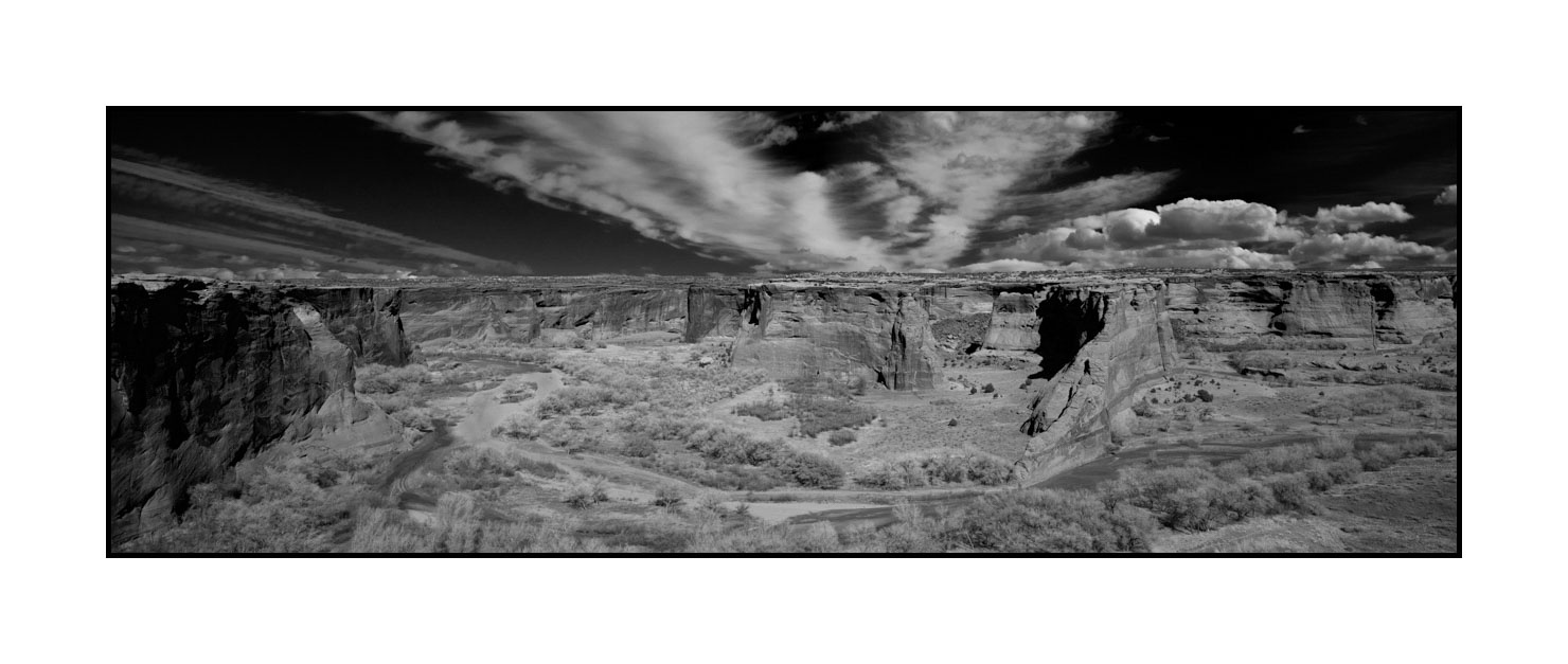 nuances-de-noirs-et-de-blancs/050-merveilles-naturelles-de-canyon-de-chelly/fr/02-canyon-de-chelly-paysage-en-noir-et-blanc-200208CANCHEPAN002B