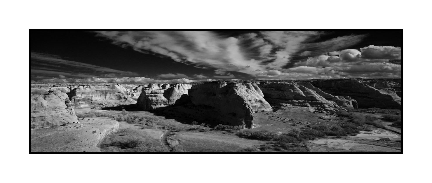 nuances-de-noirs-et-de-blancs/050-merveilles-naturelles-de-canyon-de-chelly/fr/03-canyon-de-chelly-paysage-en-noir-et-blanc-200208CANCHEPAN008B