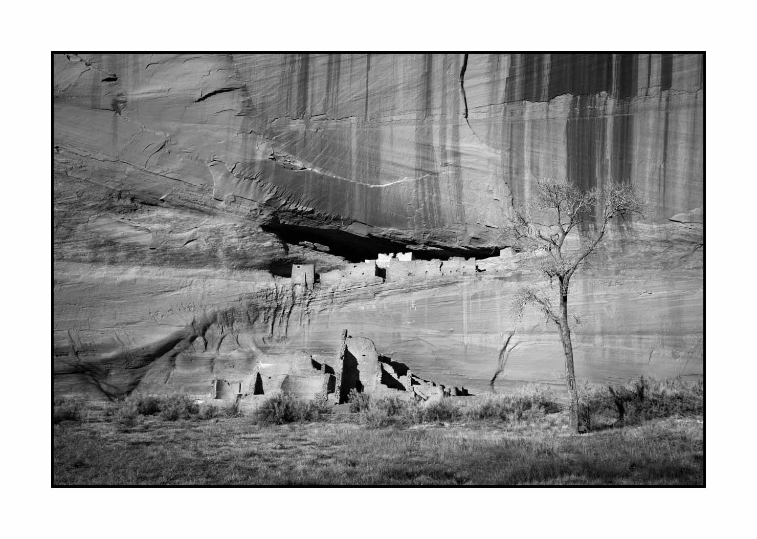 nuances-de-noirs-et-de-blancs/050-merveilles-naturelles-de-canyon-de-chelly/fr/04-canyon-de-chelly-paysage-en-noir-et-blanc-200208CANCHE0050B