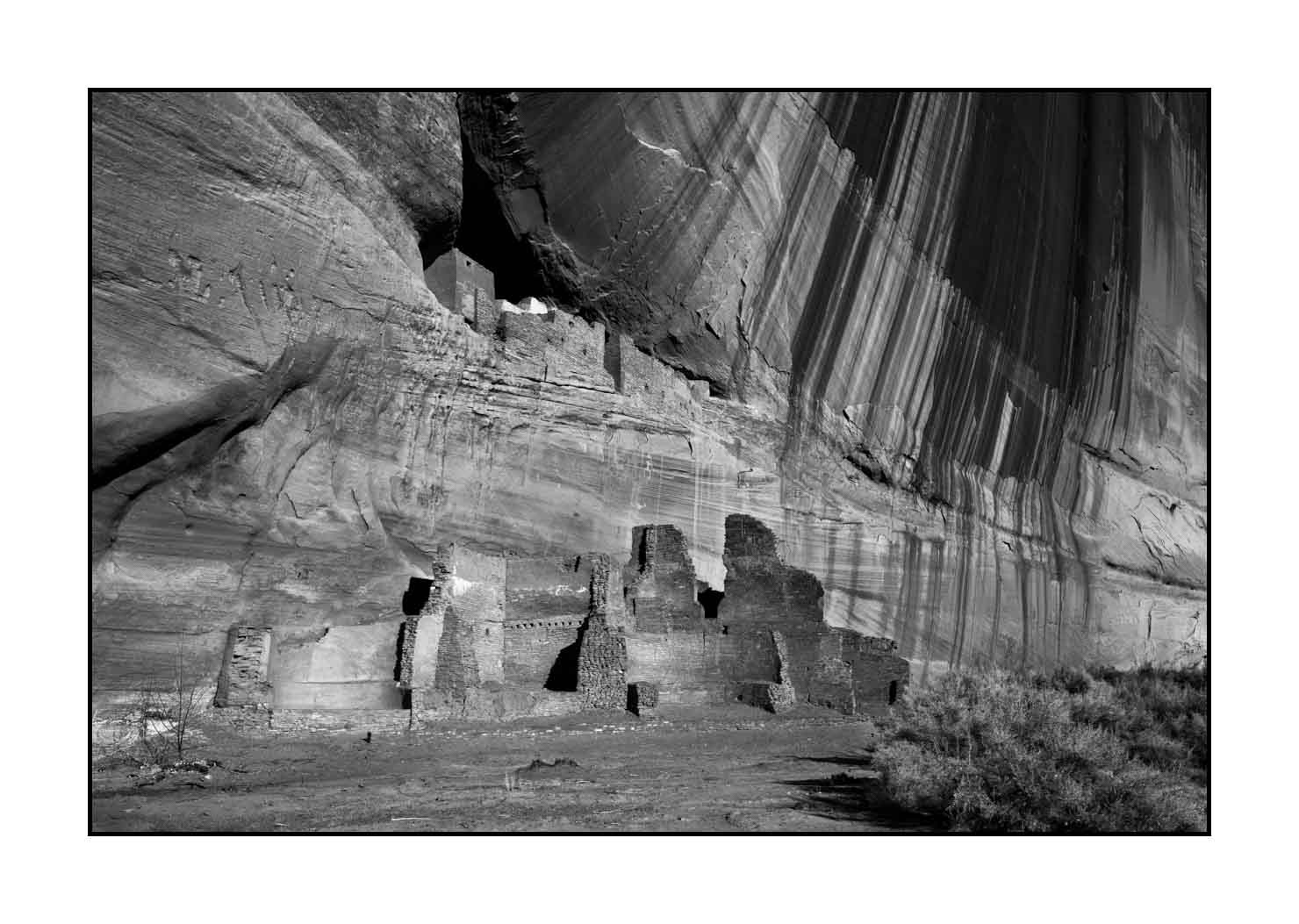 nuances-de-noirs-et-de-blancs/050-merveilles-naturelles-de-canyon-de-chelly/fr/05-canyon-de-chelly-paysage-en-noir-et-blanc-200208CANCHE0231B