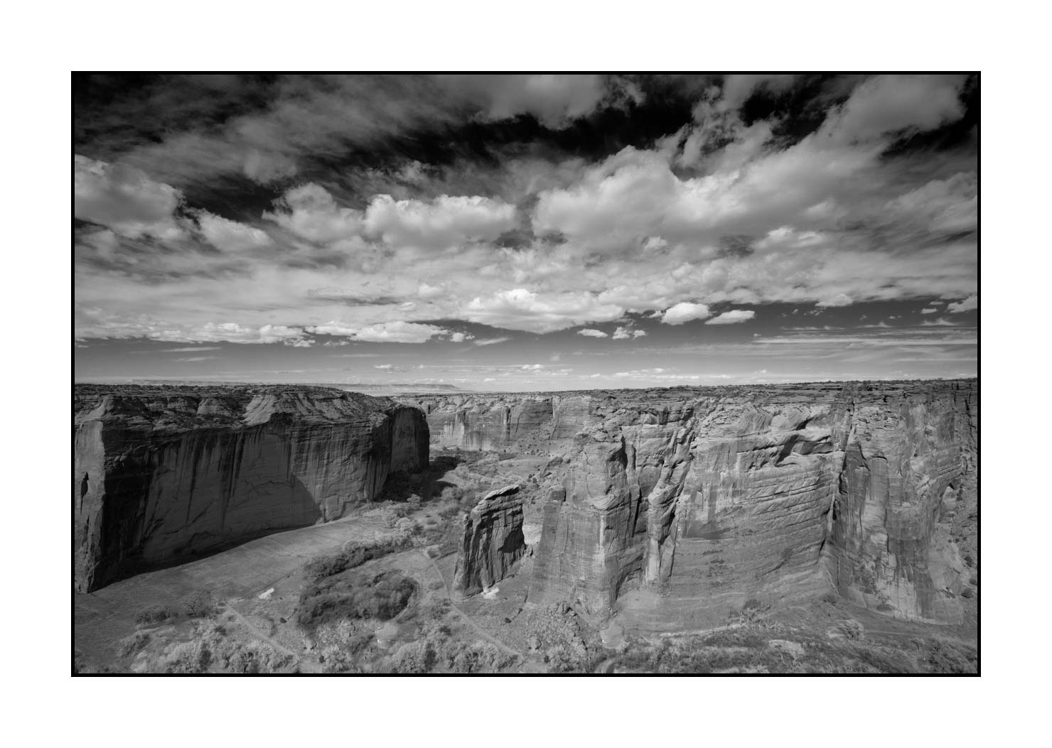 nuances-de-noirs-et-de-blancs/050-merveilles-naturelles-de-canyon-de-chelly/fr/07-canyon-de-chelly-paysage-en-noir-et-blanc-200208CANCHE0121B