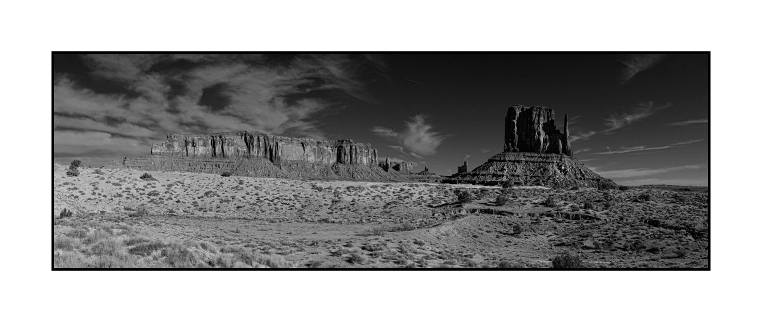 nuances-de-noirs-et-de-blancs/052-merveilles-monument-valley-noir-et-blanc/en/02-monument-valley-black-and-white-200130UTAMONPAN02B