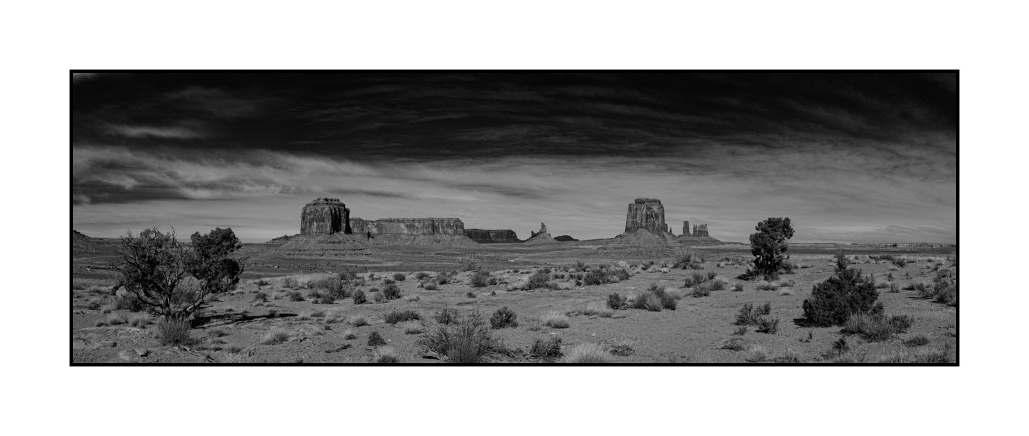 nuances-de-noirs-et-de-blancs/052-merveilles-monument-valley-noir-et-blanc/en/04-monument-valley-black-and-white-200130UTAMONPAN10B