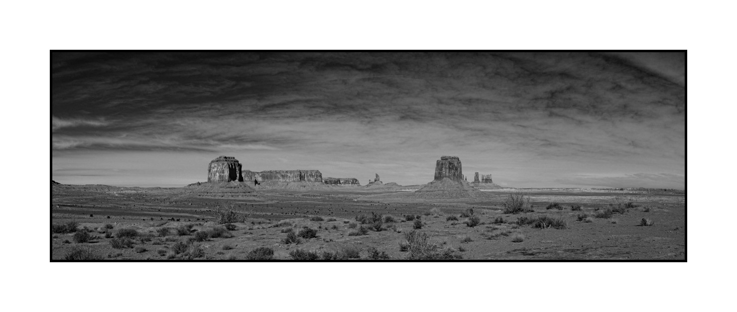 nuances-de-noirs-et-de-blancs/052-merveilles-monument-valley-noir-et-blanc/fr/05-monument-valley-noir-et-blanc-200130UTAMONPAN11B